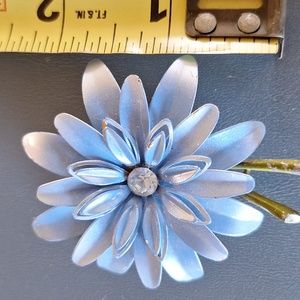 Womans daisy pedal brooch pin